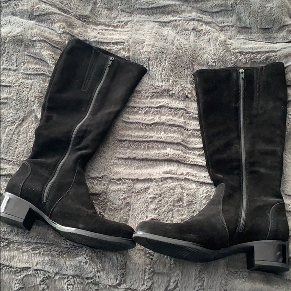 Barely worn black boots - Picture 2 of 4